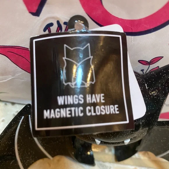 SOLD!! 🎉🦇 VERY RARE!!! Glow In The Dark Halloween Bat 🦇 Pocketb… - Picture 4 of 8